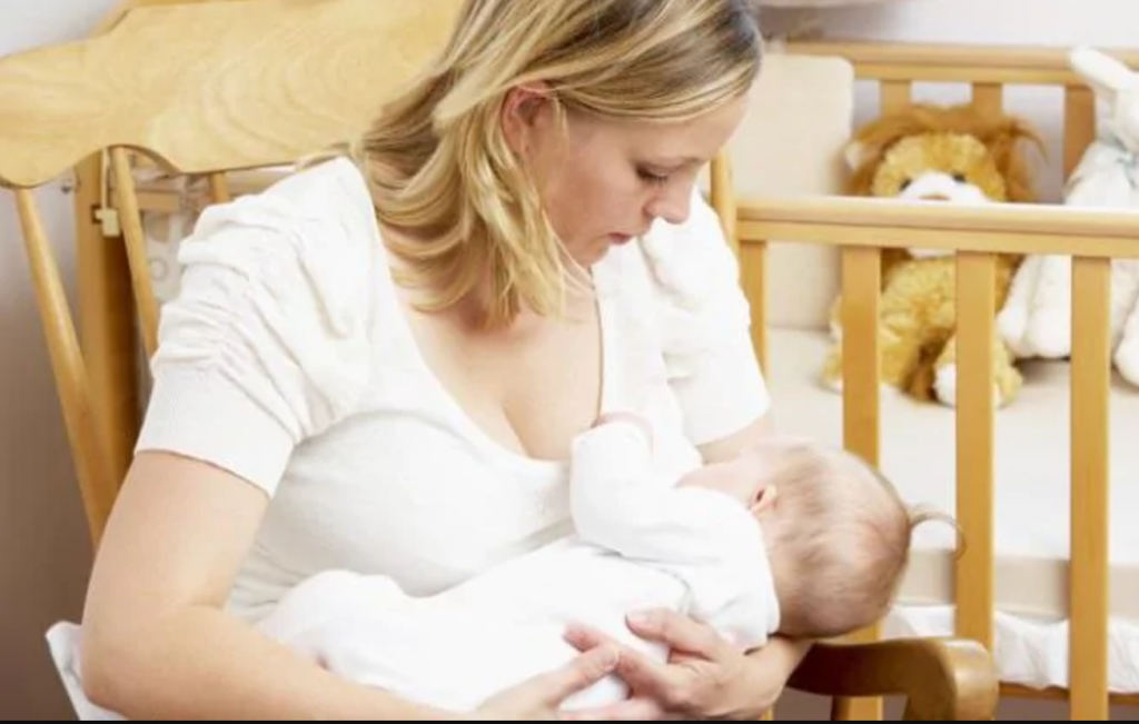 母乳喂养不仅对婴儿发育好，对母亲的健康也有积极的作用