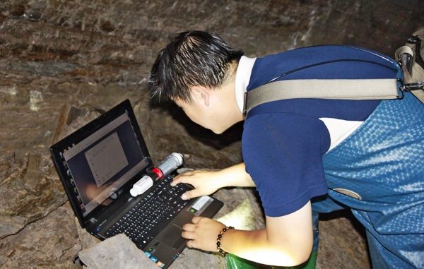 蝙蝠研究人员在蝙蝠洞内记录
