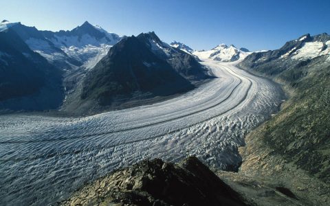 藏南冰湖记录冰川活动
