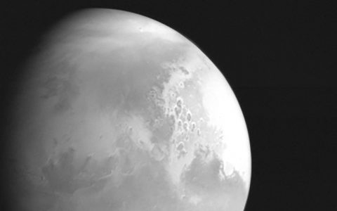 天问一号传回首幅火星图像