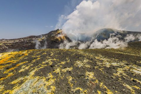 由于火山喷发，埃特纳山增高了30米
