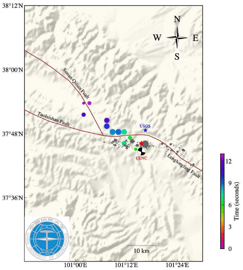 图 4. 基于欧洲宽频带台站记录的远震 P 波反投影叠加的主震破裂传播结果。图中的每个时间点代表具有最大相关性的叠加时序（圆圈颜色）和幅度（圆圈大小）。红星和蓝星分别代表中国地震台网中心 (CENC) 和美国地质调查局 (USGS) 确定的 2022 年 M 6.6 青海门源地震震中。灰色圆圈表示主震后一天内发生的余震位置（来自中国地震局房立华博士）。红色线代表断层。 来源：王墩